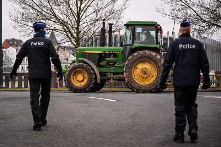 Titre : Agriculteurs prêts à bloquer Paris pour défendre leur projet de loi