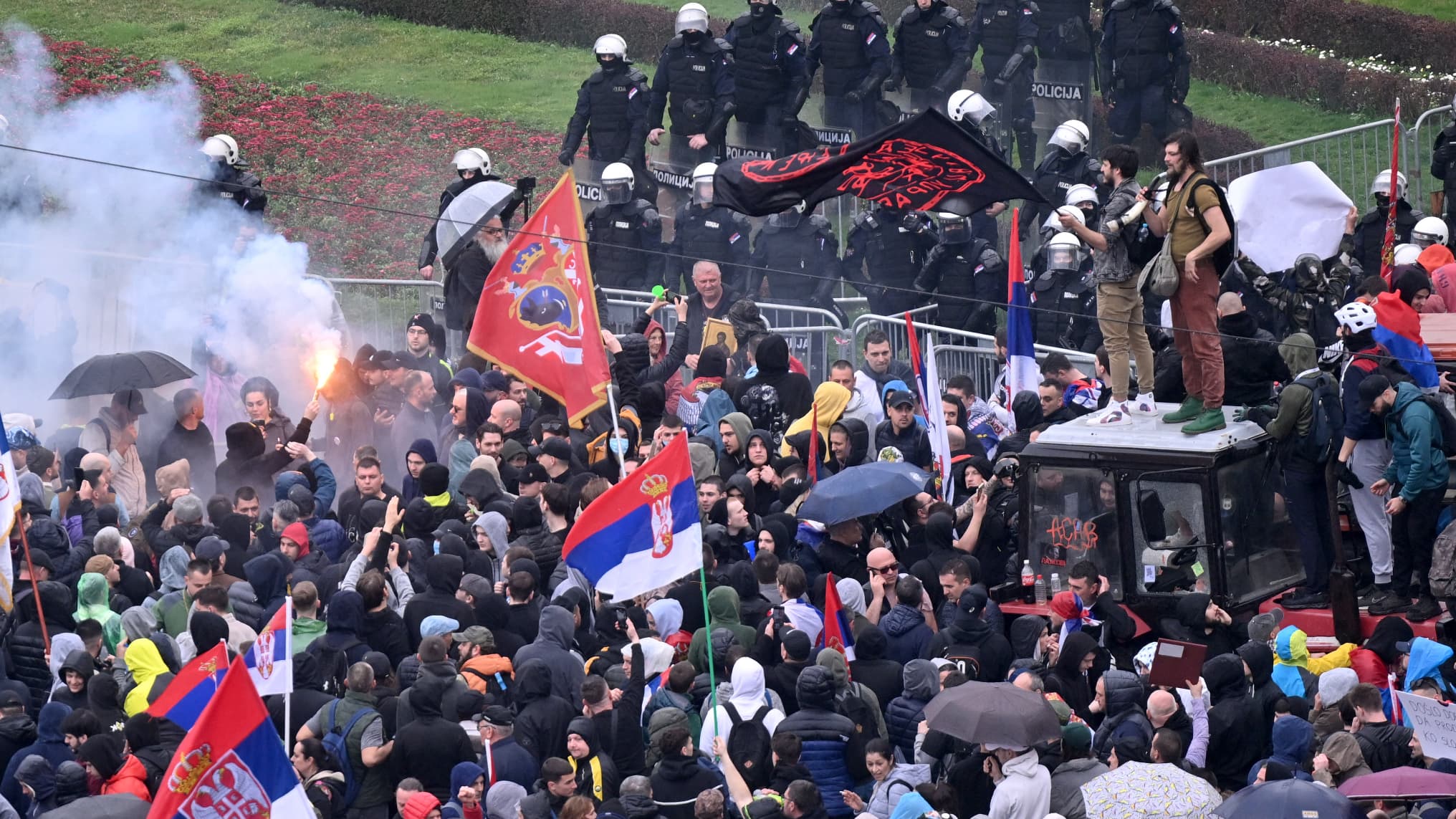 Utilisation d’une nouvelle arme sonore controversée lors de manifestations à Belgrade