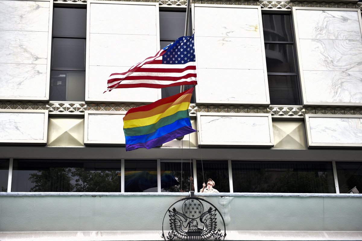 Les villes démocrates des États-Unis adoptent les drapeaux LGBT malgré les interdictions étatiques