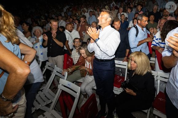 Macron et sa femme s’assoient en première loge pendant le concert d’un comique sur la Côte d’Azur