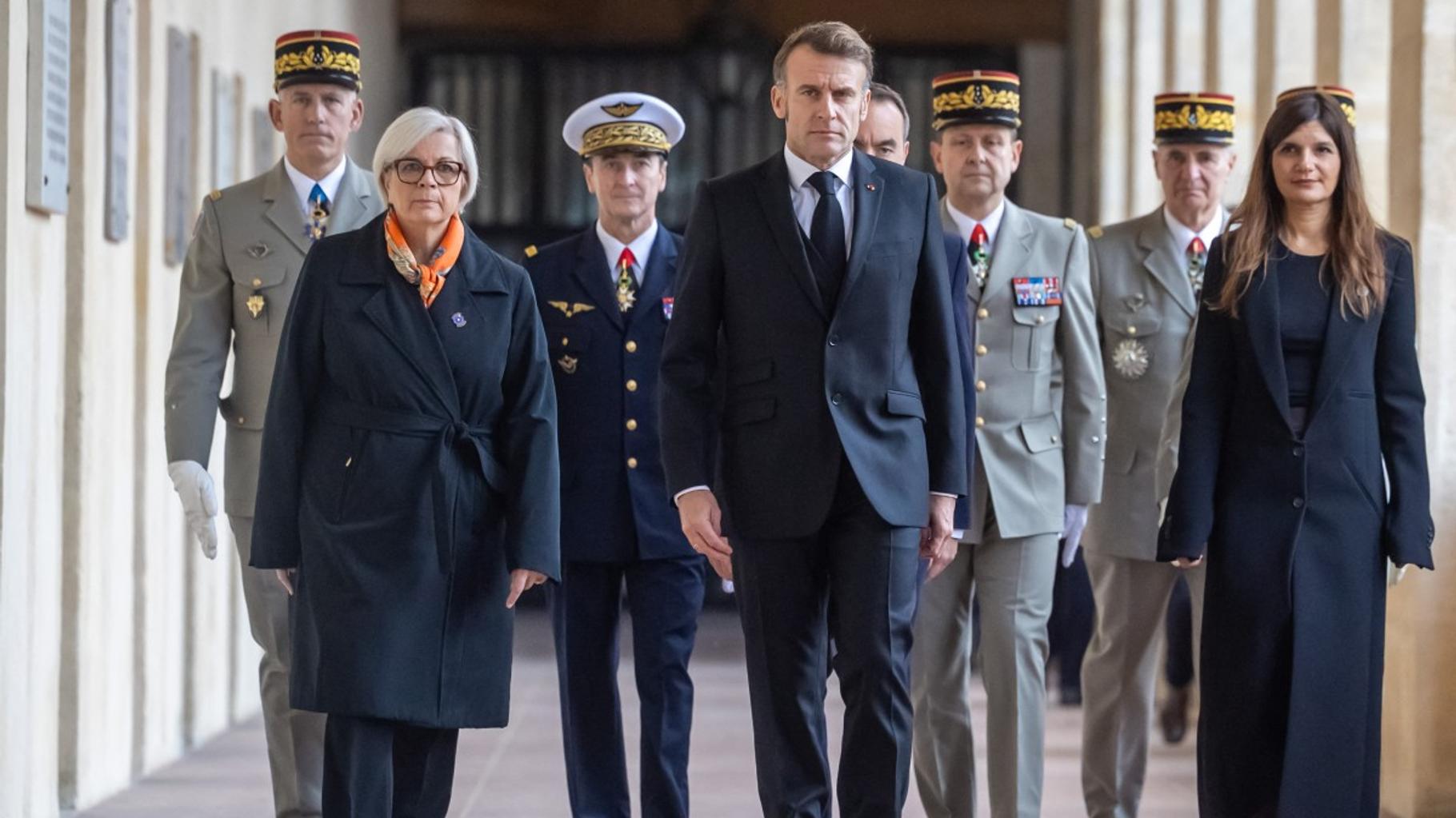 Emmanuel Macron : une Armée Mondiale et un Guide de Survie